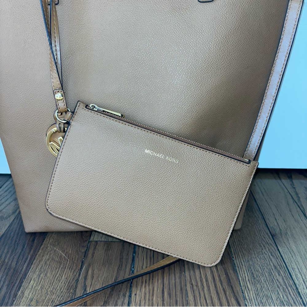 Michael Kors Women’s Hayley Acorn/Oyster Bag - Picture 7 of 15